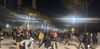 Fishekzjarre para Kryeministrisë, policia u bën thirrje protestuesve: Largoni fëmijët nga rruga, ndaloni veprimet e dhunshme