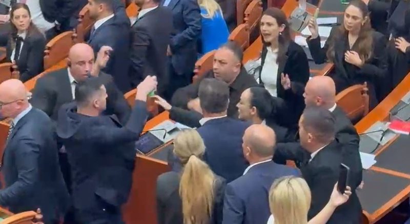  Na kanë fyer dhe sulmuar fizikisht   PS kërkon përjashtim nga Kuvendi për 20 deputetë të PD