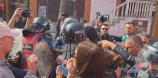 Komandanti i forcave të rendit në Shkodër në gjendje të rëndë, pasi u godit me gurë në kokë nga protestuesit