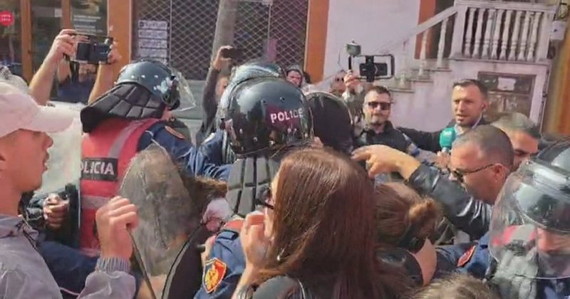 Komandanti i forcave të rendit në Shkodër në gjendje të rëndë  pasi u godit me gurë në kokë nga protestuesit