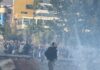 Vijon e tensionuar protesta, grupi më i madh i protestuesve qëndron në lulishten e sheshit Skënderbej