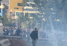 Vijon e tensionuar protesta, grupi më i madh i protestuesve qëndron në lulishten e sheshit Skënderbej