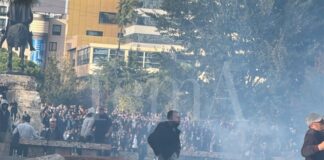 Vijon e tensionuar protesta, grupi më i madh i protestuesve qëndron në lulishten e sheshit Skënderbej