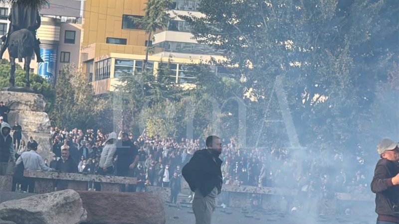 Vijon e tensionuar protesta  grupi më i madh i protestuesve qëndron në lulishten e sheshit Skënderbej