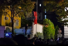 Studentët hoqën flamurin e Vatikanit dhe vendosën atë të Shqipërisë, Ministria e Jashtme: Autorët të dalin para ligjit