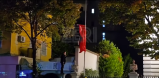 Studentët hoqën flamurin e Vatikanit dhe vendosën atë të Shqipërisë, Ministria e Jashtme: Autorët të dalin para ligjit