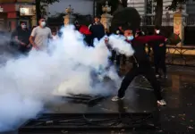 Protesta e studentëve, policia apel: Distancohuni nga personat e maskuar që sulmojnë efektivët