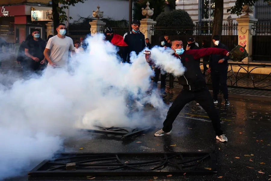 Protesta e studentëve  policia apel  Distancohuni nga personat e maskuar që sulmojnë efektivët