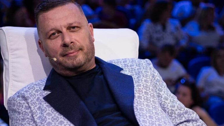 Policia urdhëron që Adrian Hila të shoqërohet forcërisht  nuk e gjejnë në banesë