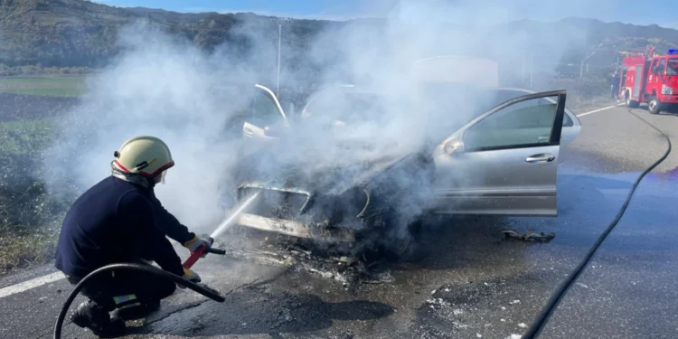 Gramsh  Përfshihet nga flakët një automjet në Mashan  ndërhyjnë zjarrfikëset