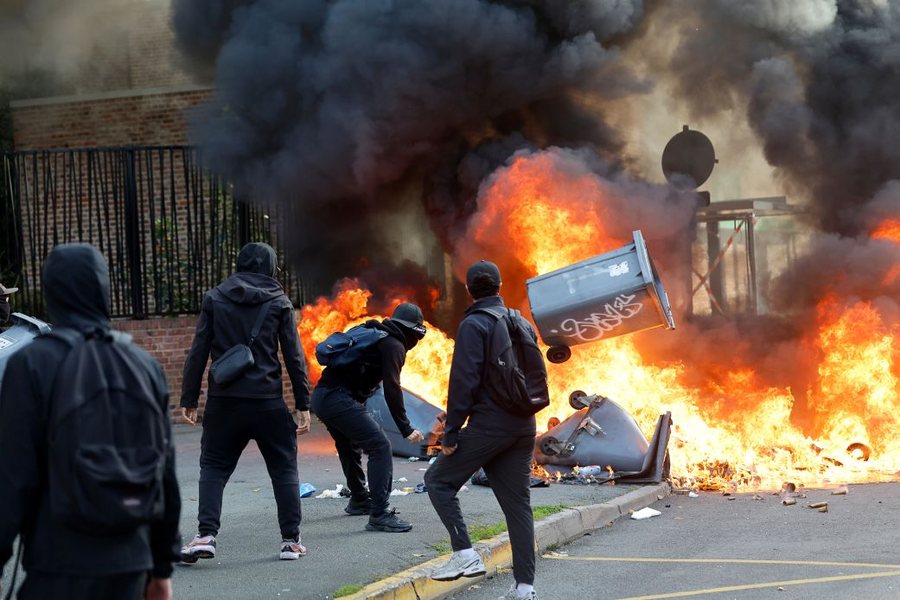protestat-e-nxenesve-dalin-jashte-kontrollit-ne-france-400-shkolla-te-mbyllura-100-te-plagosur-2-mije-te-arrestuar