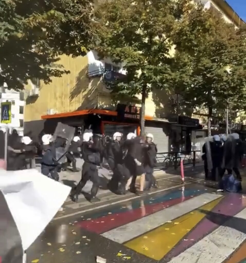 Përplasje fizike mes policisë dhe studentëve para Ministrisë së Arsimit  autoboti i ujit shpërndan turmën  shoqërohen disa persona 