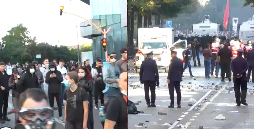 Sërish tensione në protestë  policia gazlotsjellës për shpërndarjen e tubuesve  ata përgjigjen me hedhjen e sendeve ndaj tyre