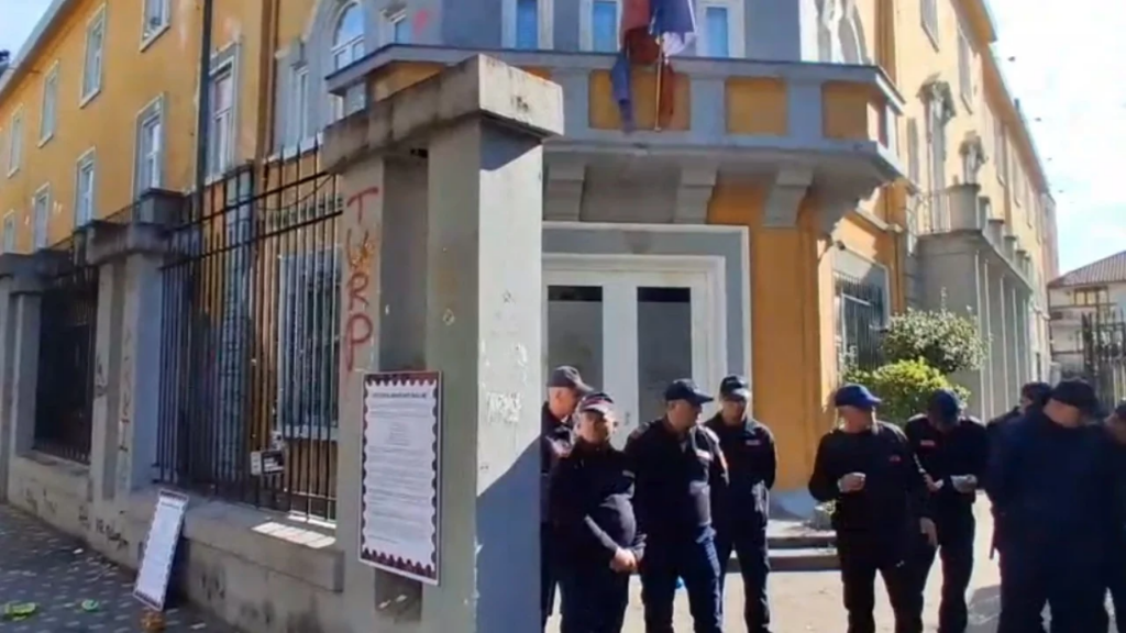 Reagon Policia  23 të shoqëruar  6 efektivë dhe 1 gazetare të lënduar  nis identifikimi i personave të përfshirë