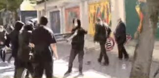 Tensione në protestën e studentëve, një grup i vogël personash të maskuar dëmton sinjalistikën dhe kangjellat