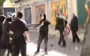 Tensione në protestën e studentëve, një grup i vogël personash të maskuar dëmton sinjalistikën dhe kangjellat