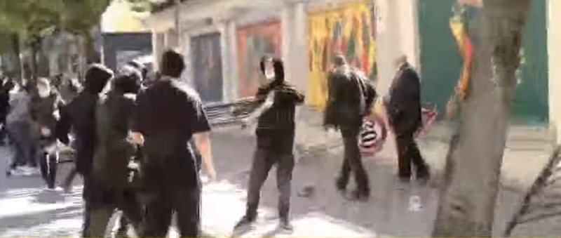 Tensione në protestën e studentëve  një grup i vogël personash të maskuar dëmton sinjalistikën dhe kangjellat