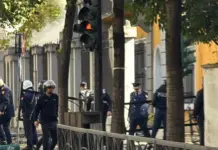 Skënder Hita zbret në terren, mes forcave të policisë te Ministria e Arsimit