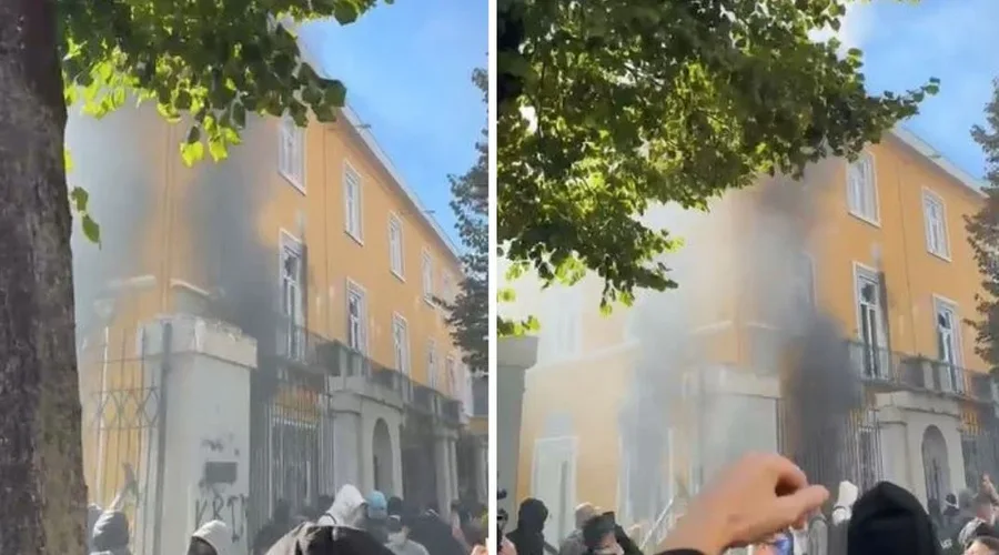 Protesta te Ministria e Arsimit  protestuesit i vënë zjarrin një banke  dëmtohet edhe një biznes tjetër