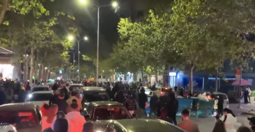 Protesta në Tiranë  policia i largon nga bulevardi dhe sheshi  protestuesit vijojnë drejt Zogut të Zi
