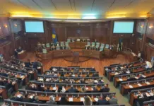 Nis seanca e jashtëzakonshme në Kuvendin e Kosovës, 101 deputetë të pranishëm. Votohet për Specialen