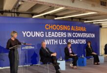 Senatorja amerikane Jeanne Shaheen në Tiranë, kundër heqjes së sanksioneve ndaj Dodikut. Mesazhe për demokracinë dhe integrimin në BE