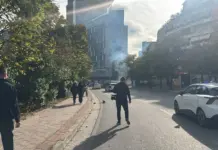 Protesta në Tiranë, sulmohet një tjetër bankë e nivelit të dytë te “Myslym Shyri”