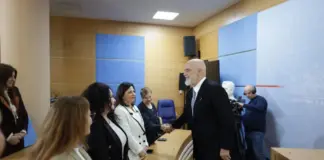 E PLOTË/ “Dolën duart e fshehura në puplat e flamingove”, Rama: Po punojmë për ndalimin e rrjeteve sociale për fëmijët nën 16 vjeç, diskutohet edhe ulja e moshës për dënimin penal