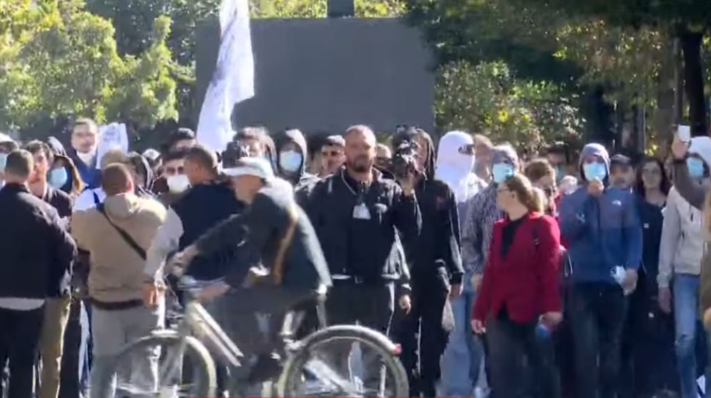 Dita e dytë e protestave në Tiranë  studentët bojkotojnë mësimin  Marshojnë drejt Ministrisë së Arsimit  bashkohen dhe gjimnazet