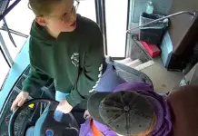 ‘Duhet të ndihmonim’/ 5 nxënës bëhen heronj pasi drejtuesja e autobusit humbi ndjenjat, shmanget tragjedia