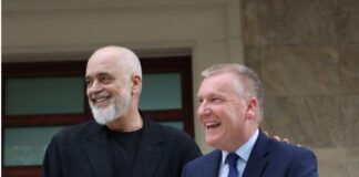 Komisioneri europian pas takimit me Ramën: Shqipëria e ka vendin në BE, ruani ritmin e reformave