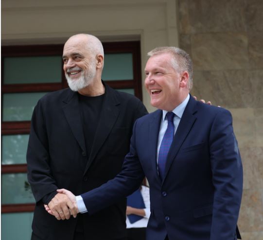 Komisioneri europian pas takimit me Ramën  Shqipëria e ka vendin në BE  ruani ritmin e reformave