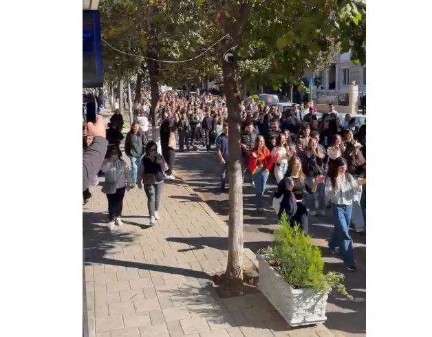 Studentët e Mjekësisë i bashkohen bojkotit  dalin në protestë