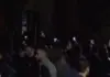 LAJM I FUNDIT/ Protestuesit zhvendosen te bashkia e Tiranës, futen brenda godinës pasi thyen derën