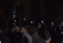 LAJM I FUNDIT/ Protestuesit zhvendosen te bashkia e Tiranës, futen brenda godinës pasi thyen derën