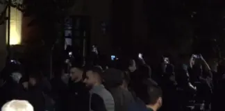 LAJM I FUNDIT/ Protestuesit zhvendosen te bashkia e Tiranës, futen brenda godinës pasi thyen derën
