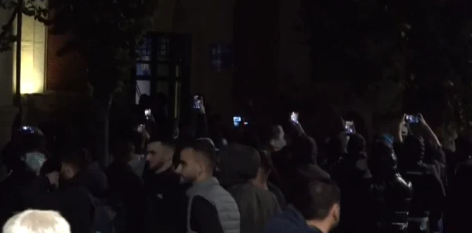 LAJM I FUNDIT  Protestuesit zhvendosen te bashkia e Tiranës  futen brenda godinës pasi thyen derën
