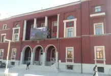 Vijon aplikimi i parkimit me pagesë në rrugët dhe sheshet kryesore të Durrësit, gjoba deri 20 mijë lekë për automjetet