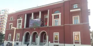 Vijon aplikimi i parkimit me pagesë në rrugët dhe sheshet kryesore të Durrësit, gjoba deri 20 mijë lekë për automjetet