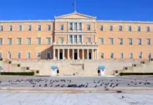 Panik në Athinë, autoritetet në ‘alert’ pas njoftimit për bombë brenda Parlamentit