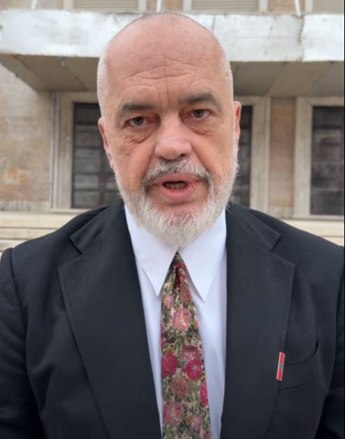 Rama vendos sërish  karriget e dialogut  para Kryeministrisë  Dora ime është e shtrirë për këdo që mendon ndryshe  Distancohuni nga dhuna  kush dëmton do e paguaj