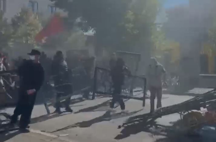 Protesta e studentëve  policia jep njoftimin  55 të arrestuar  51 efektivë të plagosur dhe 98 të proceduar