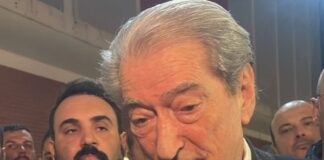 PROTESTUESIT TRADHËTOJNË SLOGANIN “RAMA në BURG, BERISHA në BURG” futen në PD! Berisha del menjëherë i merr në mbrojtje