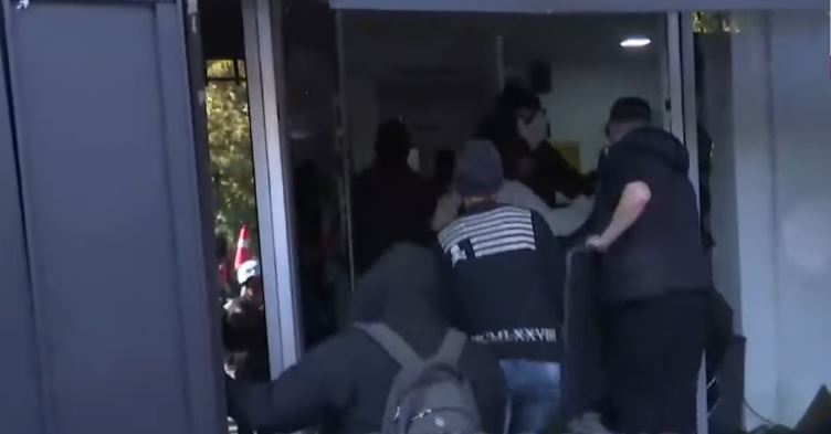 Protestuesit sulmojnë Gjykatën së Apelit  thyejnë e shkatërrojnë xhamat 