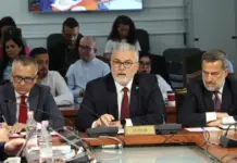 Protestat në Tiranë, ministri Gogu ndan videon: Institucionet mund të kritikohen dhe t’u kërkohet llogari, por goditja e tyre nuk i zgjidh problemet