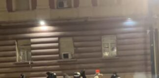 Protestuesit hedhin gurë në drejtim të Kryesisë së Kuvendit