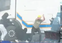 Nuk ndalen molotovët, protestuesi dhunon me shkop druri policin, i riu hipën mbi autobotin e ujit, ç’po ndodh te sheshi “Skënderbe