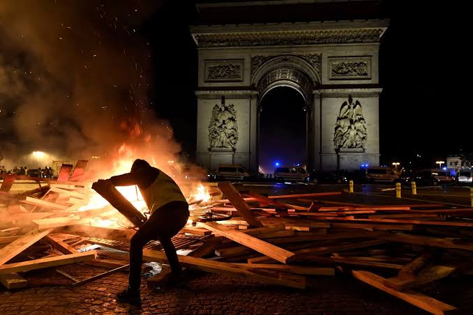 Francë  Protestuesit tentojnë të afrohen drejt Pallatit Élysée  dislokohen forcat speciale të policisë