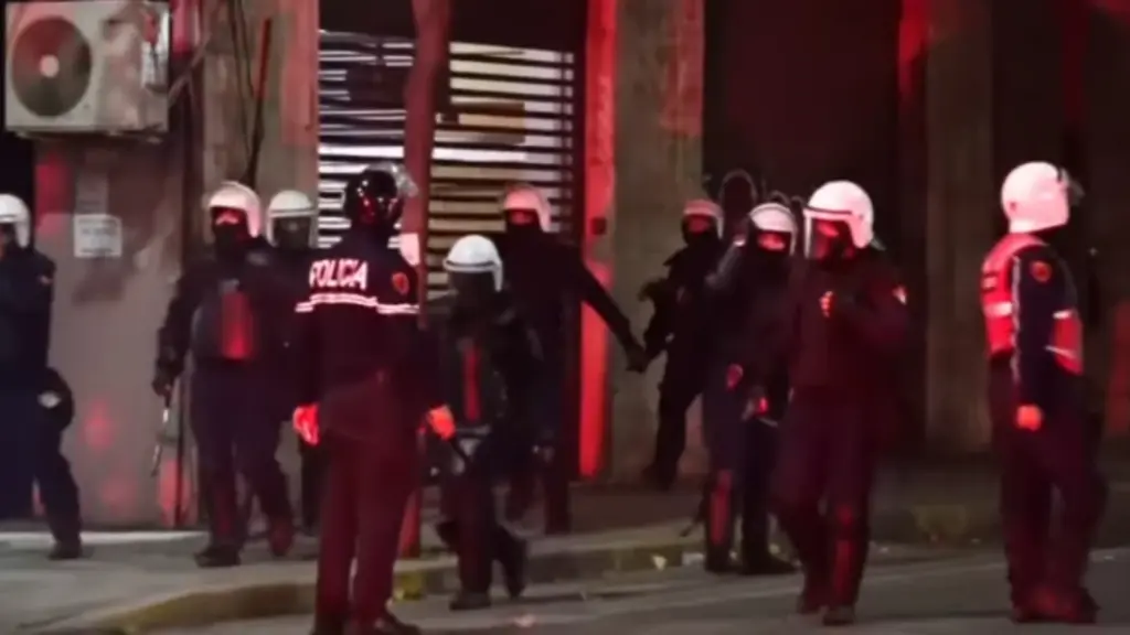 Aksion i policisë në rrugët e Tiranës  zbarkon me furgon për arrestime  Protestuesit gjuajnë me gurë dhe largohen me shpejtësi