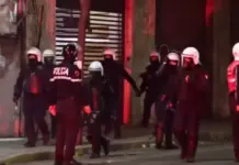 Aksion i policisë në rrugët e Tiranës, zbarkon me furgon për arrestime. Protestuesit gjuajnë me gurë dhe largohen me shpejtësi